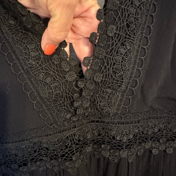 GORGEOUS BLACK SLEEVELESS TOP w/DEEP V-NECK & LACE TRIM SIZE: 16 #CL - Picture 4 of 12